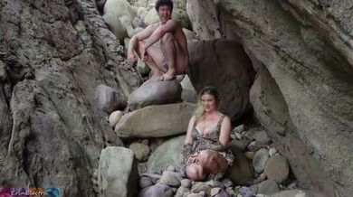 和继母的户外活动在大石头旁